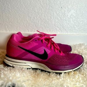 Magenta Ombré Women's Nike Workout Sneaker, worn twice! Size 6!